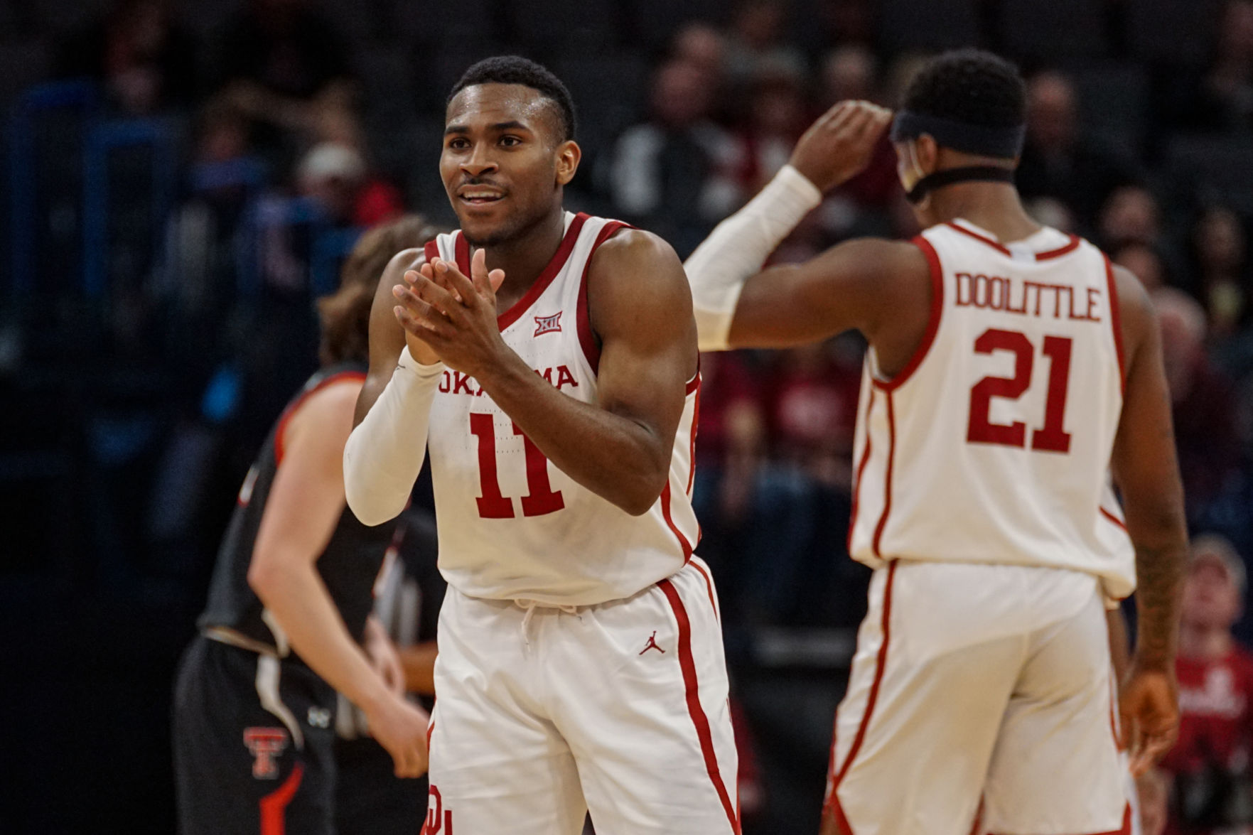De'Vion Harmon claps
